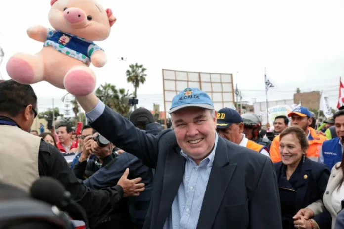 Este millonario empresario, fiel del Opus Dei, encabeza las encuestas en medio de la peor crisis de inseguridad que enfrenta Perú por cuenta del crimen organizado.
