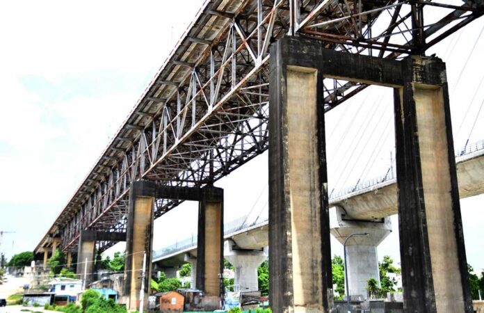 El tránsito en la zona fue parcialmente interrumpido mientras se desarrollaban las operaciones, lo que generó gran expectación entre los conductores y transeúntes que circulaban por el área.
