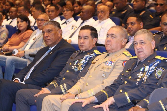 Durante su discurso, el general Jiménez Reinoso destacó el compromiso diario de los miembros policiales bajo su mando y los instó a continuar cumpliendo con los lineamientos institucionales en su labor de proteger a la ciudadanía. Durante su discurso, el general Jiménez Reinoso destacó el compromiso diario de los miembros policiales bajo su mando y los instó a continuar cumpliendo con los lineamientos institucionales en su labor de proteger a la ciudadanía.