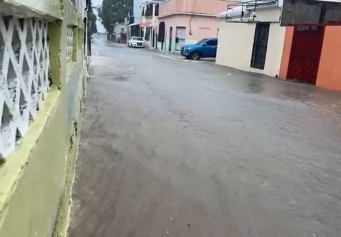 Desde tempranas horas de la tarde, las precipitaciones han provocado inundaciones significativas en varias calles y sectores de la ciudad.