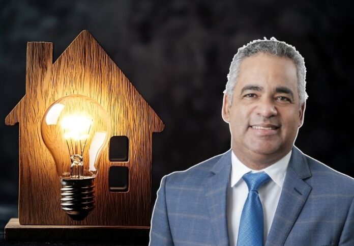 El funcionario explicó que, aunque el sistema eléctrico nacional ha enfrentado algunos retos por los efectos de las recientes lluvias ocasionadas por la tormenta Melissa, el servicio se ha mantenido estable gracias a las acciones de mantenimiento y monitoreo continuo realizadas por las autoridades del sector.