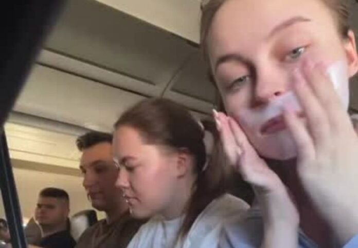 El video del hecho se difundió rápidamente en redes sociales, donde usuarios elogiaron la actitud relajada y sin prejuicios del hombre. El video del hecho se difundió rápidamente en redes sociales, donde usuarios elogiaron la actitud relajada y sin prejuicios del hombre.