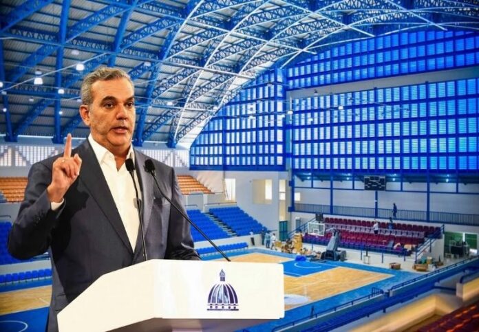 Abinader destacó que, además de las obras ejecutadas por el Gobierno Central, el Ministerio de Educación (MINERD) está construyendo unos 115 techados distribuidos estratégicamente en comunidades donde no existen instalaciones multiusos, para que sirvan tanto a las escuelas como a las comunidades, dentro del programa “Escuela Abierta”.
