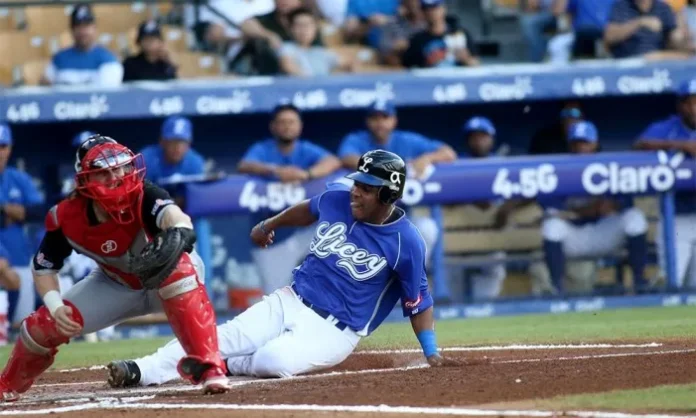 En el montículo, el veterano Radhames Liz trabajó tres entradas dominando a los primeros doce bateadores del Escogido, permitiendo solo un hit, una carrera limpia y otorgando tres bases por bolas, además de ponchar a dos rivales.