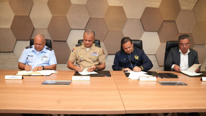 Defensa impulsa alianza con INTERLAT y la Universidad Militar Nueva Granada para modernizar la formación digital