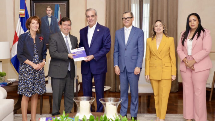 Abinader recibe informe de la CEPAL sobre fortalecimiento del sistema de protección social