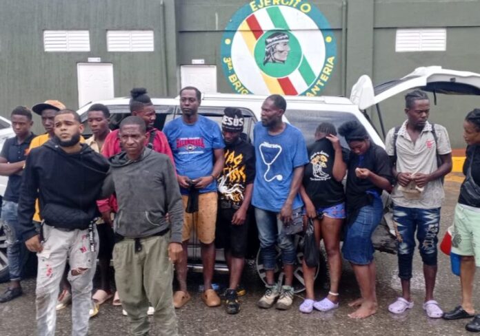 Ejército detiene dos hombres en una jeepeta con 11 haitianos en San Juan de la Maguana
