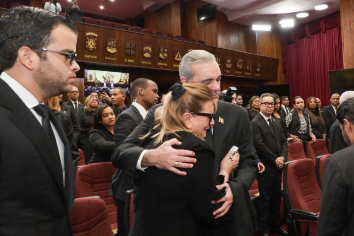 El acto tuvo lugar en el Congreso Nacional, donde se desempeñó como senador por la provincia Sánchez Ramírez en los períodos 1986-1990, 1994-1998 y 1998-2002.