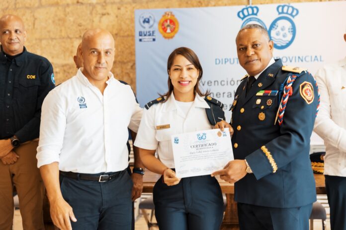 Asimismo, agradeció a la alcaldesa Carolina Mejía por su constante apoyo a los bomberos, reconociéndola con una placa durante la entrega de certificados.