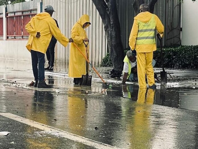 Alcaldía del Distrito Nacional extiende los trabajos para mitigar lluvias del huracán Melissa