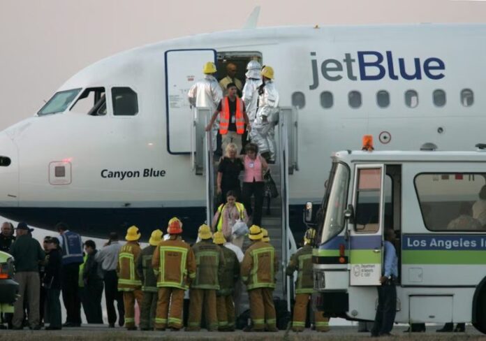 Al menos 15 personas hospitalizadas tras aterrizaje de emergencia de un vuelo en Florida