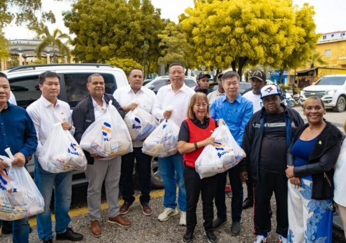Comunidad china en RD entrega más de 23 mil kits alimentarios en apoyo a familias afectadas por tormenta Melissa