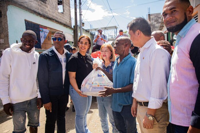 La entrega estuvo encabezada por la alcaldesa Betty Gerónimo y la representante de la Cámara General de Comercio de China en el país, Rosa NG.