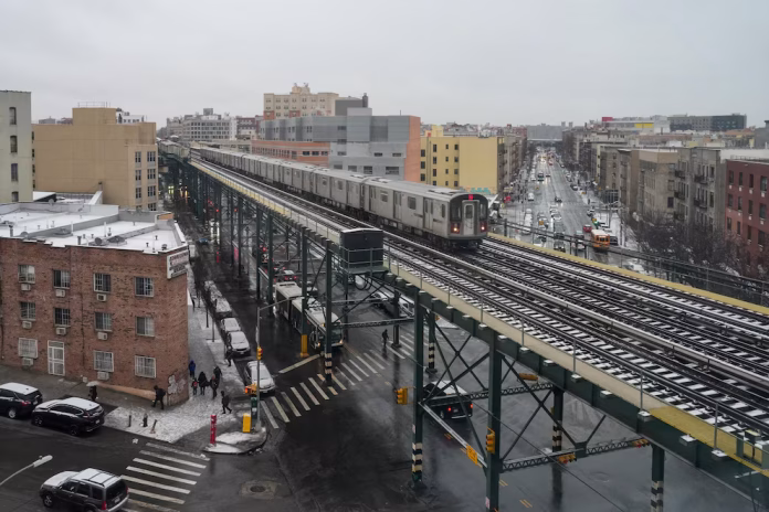 Dos adolescentes murieron al intentar ‘surfear’ sobre metro de Nueva York por un peligroso reto viral