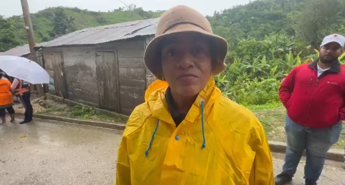 Alcaldesa de Polo, Barahona supervisa zonas vulnerables y coordina asistencia ante crecida de ríos por tormenta Melissa