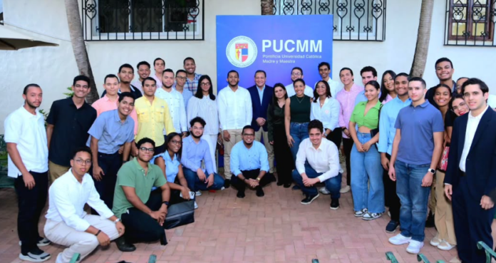 Abel Martínez exhorta a los jóvenes a investigar, participar y provocar el futuro