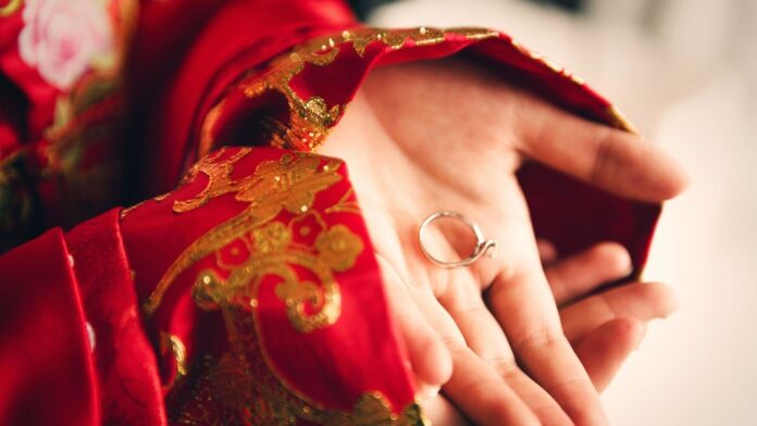 Al ver que ya había pagado la consulta, creyó que la interpretación debía ser la correcta.  Al ver que ya había pagado la consulta, creyó que la interpretación debía ser la correcta.