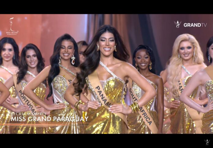 La candidata regresó a su posición con elegancia, mientras Paraguay subía al escenario para recibir el reconocimiento oficial.