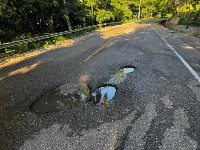 “Conducir aquí se ha vuelto una ruleta rusa”, expresó un chofer del transporte público que recorre a diario la autopista Puerto Plata–Navarrete.