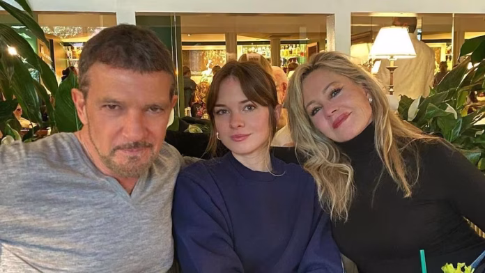 El enlace no solo destacó por su discreción y elegancia, sino porque significó el esperado reencuentro público entre Antonio Banderas y Melanie Griffith, separados desde 2015 tras un matrimonio de 18 años.