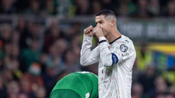 Antes de abandonar el terreno de juego, CR7 ya había encendido a la afición irlandesa al realizar un gesto con las manos calificándolos de “llorones”.