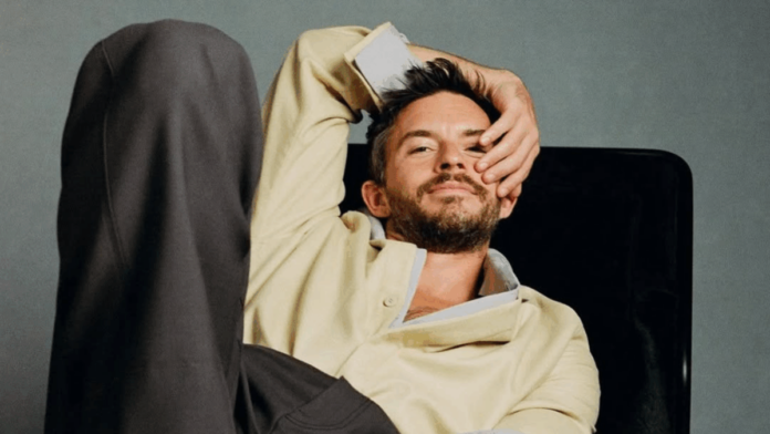 Jonathan Bailey se convierte en el primer hombre gay en ser nombrado “El hombre más sexy del mundo” por People