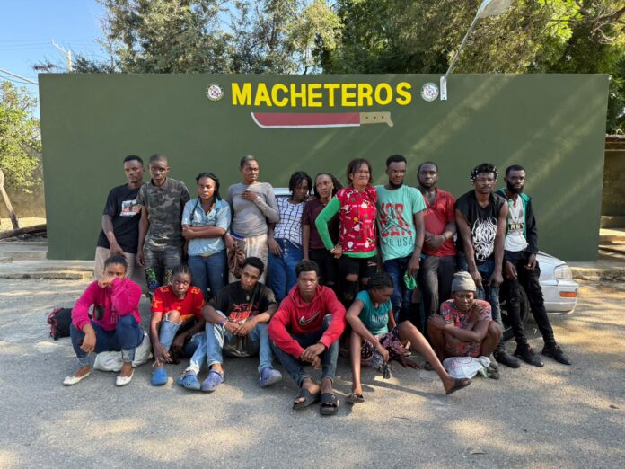 Detienen a 19 haitianos indocumentados en un automóvil en Laguna Salada, Valverde