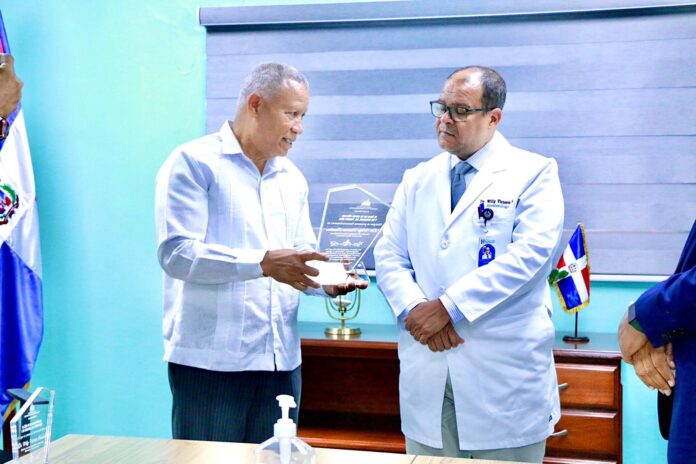 Área VII de Salud Pública reconoce al Dr. Willy Victoria Ramírez por sus aportes al fortalecimiento del sistema de salud