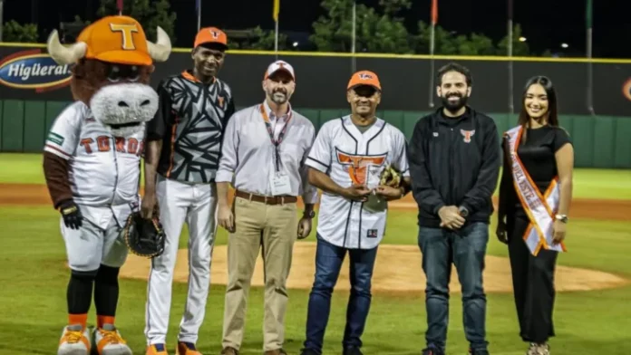 Actualmente hace el mismo trabajo para los campeones mundiales Dodgers de Los Angeles.