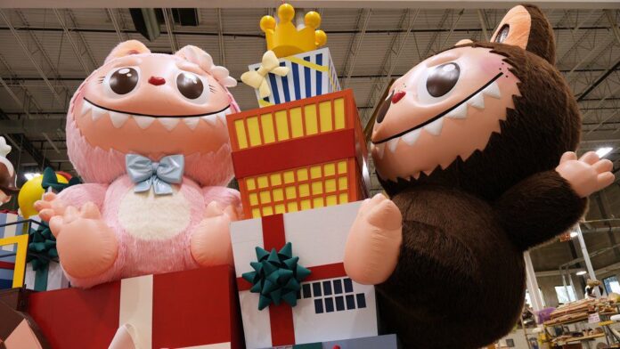 Labubu abrazaba un rascacielos de regalos mientras Mokoko permanecía sentado sobre un regalo gigante, y ambos estuvieron acompañados por un grupo de pequeños Labubus distribuidos a lo largo de la carroza.