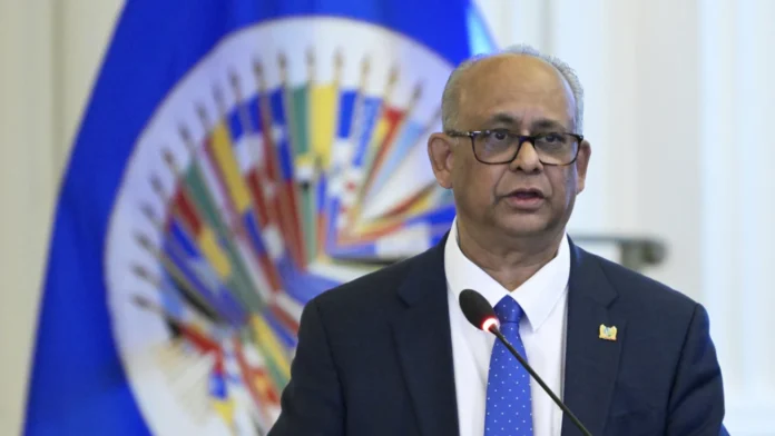 La Cumbre de las Américas es una reunión de alto nivel de jefes de Estado y de Gobierno del continente americano que se celebra cada cuatro años desde 1994.