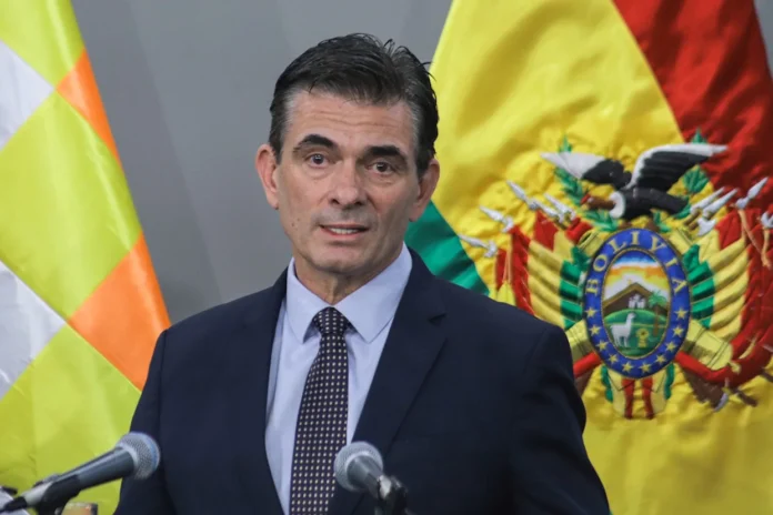 Horas antes, el jefe de Estado destituyó al hasta entonces ministro de Justicia, Freddy Vidovic, quien estuvo 12 días en el cargo y fue sugerido por el vicepresidente de Bolivia, Edmand Lara.