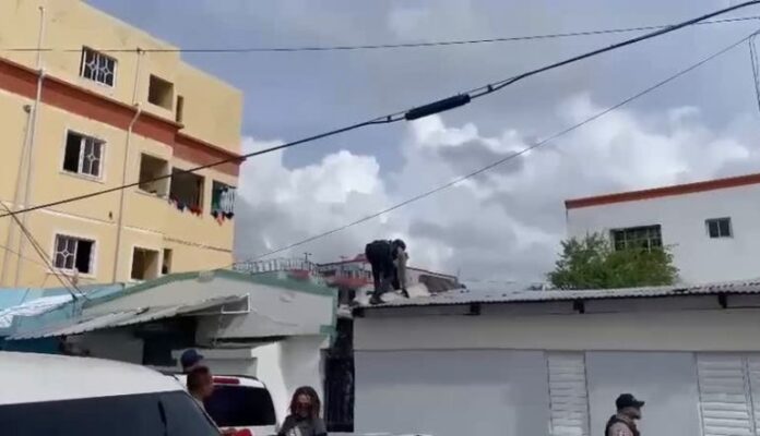 Las autoridades destacaron que Ureña Calderón posee cinco registros previos, incluyendo heridas de bala a dos personas, amenazas de muerte y porte ilegal de armas de fuego.
