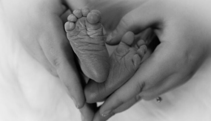 De acuerdo con el relato de la madre, mientras amamantaba al niño durante la madrugada, este presentó inquietud, hipo y signos de dificultad respiratoria.