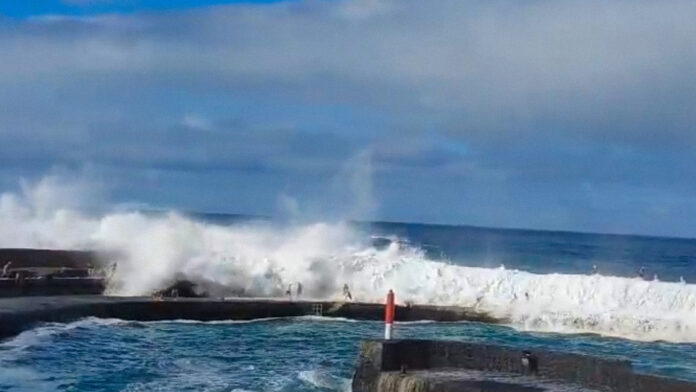 Las autoridades locales instaron a la población a evitar acercarse a las playas y a extremar las precauciones, mientras los servicios de emergencia continúan atendiendo a los afectados.