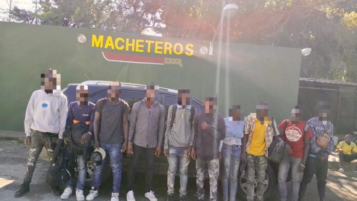 Todos los detenidos fueron sometidos a los protocolos de la DGM, que incluyen toma de huellas, datos biométricos y verificación de identidad.