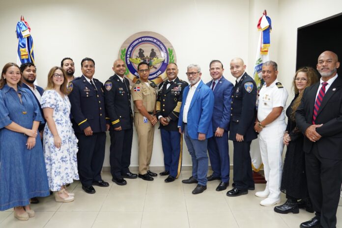Durante el almuerzo oficial, marcado por un ambiente de hermandad y cooperación, el alto oficial otorgó reconocimientos especiales a los visitantes por su vocación de servicio y respaldo permanente a la familia militar dominicana.