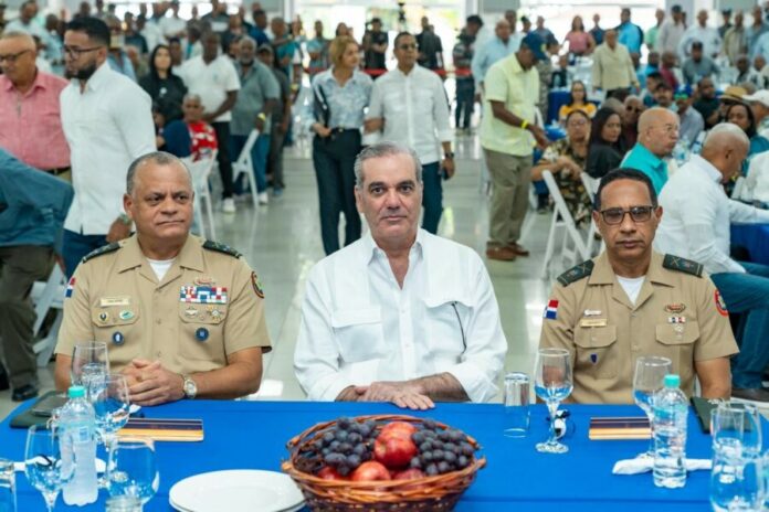 En materia de salud, Abinader anunció que próximamente estará en funcionamiento una farmacia moderna para militares retirados, que permitirá el acceso gratuito a medicamentos presentando únicamente la receta médica.