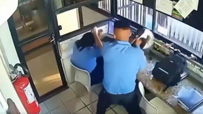 Medios locales confirmaron que la mujer trabajaba como guardia de seguridad, cuando le negó darle acceso al violentador, identificado como Diego, quien bajó de su vehículo e irrumpió a la cabina para sostener la acalorada y breve discusión, para finalmente cometer un delito ante las cámaras de vigilancia.