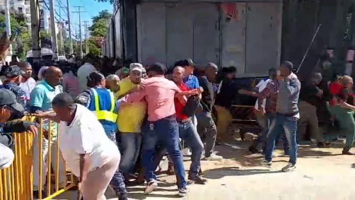 Incidente durante entrega de cajas navideñas en sede de la Fuerza del Pueblo
