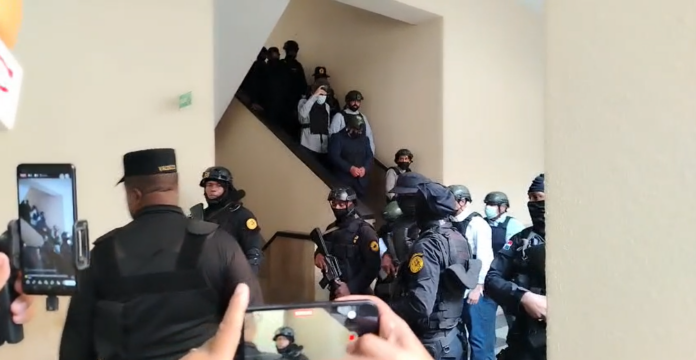 Bajo estricto operativo trasladan imputados del caso SeNaSa al Palacio de Justicia