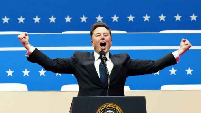 Musk posee alrededor del 42 % de SpaceX, participación que hoy vale unos 336.000 millones de dólares y supera por primera vez a su tenencia en Tesla como su activo más valioso.