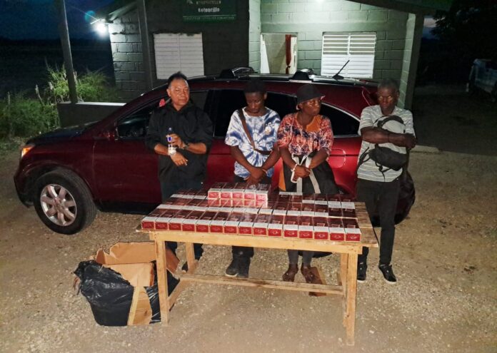 Detienen hombre que transportaba haitianos indocumentados y cigarrillos ilícitos en Montecristi