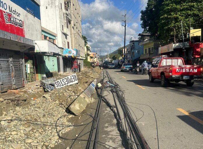 Edesur trabaja para reponer postes derribados durante excavaciones en Villa Altagracia