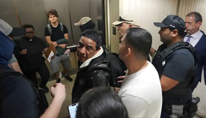 Además, señalan a los hombres latinos como principales objetivos del ICE, ya que suponen el 89 % de detenciones, pese a que son la mitad de la población inmigrante en EE.UU. y menos de la mitad en Nueva York.
