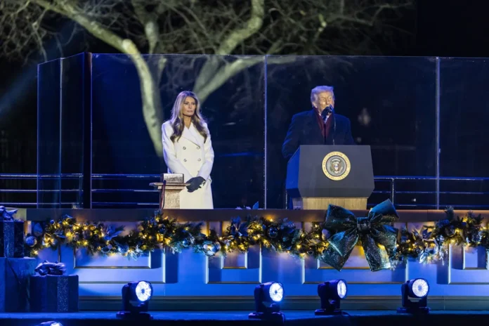 Trump y la primera dama encienden el árbol navideño de la Casa Blanca