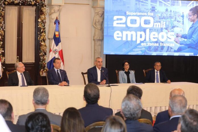 Durante el período abril 2020 - octubre de 2025, el empleo en zonas francas aumentó un 67%, pasando de 119,974 a 200,134 puestos, de los cuales, el 54% es ocupado por mujeres.