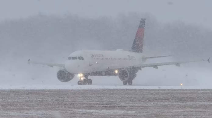 Tormentas invernales provocan retrasos y cancelaciones en más de 9.000 vuelos en EE. UU.