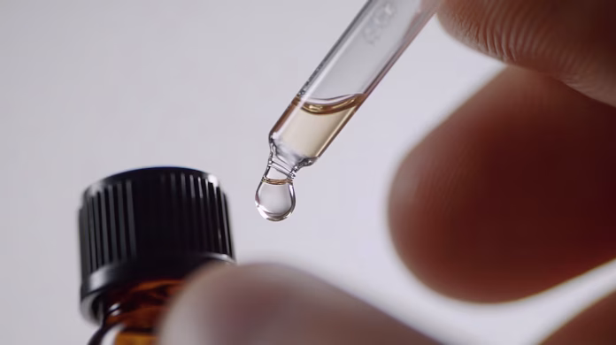 Ácido hialurónico y retinol: diferencias, beneficios y cómo usarlos en la rutina facial