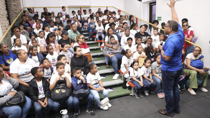 Más de 26,000 estudiantes y ciudadanos reciben formación energética de Edeeste en 2025